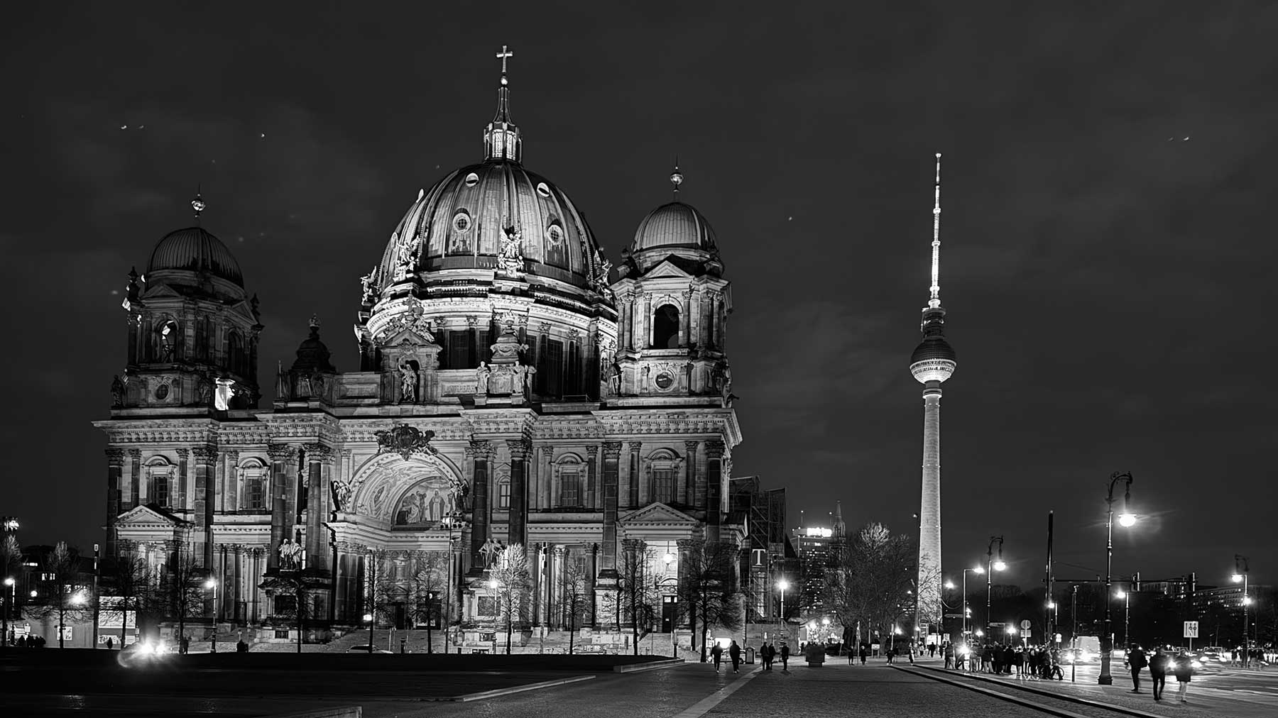 berlin-dom-tvtower-bw-1800 Berlin Dom and TV Tower at night
