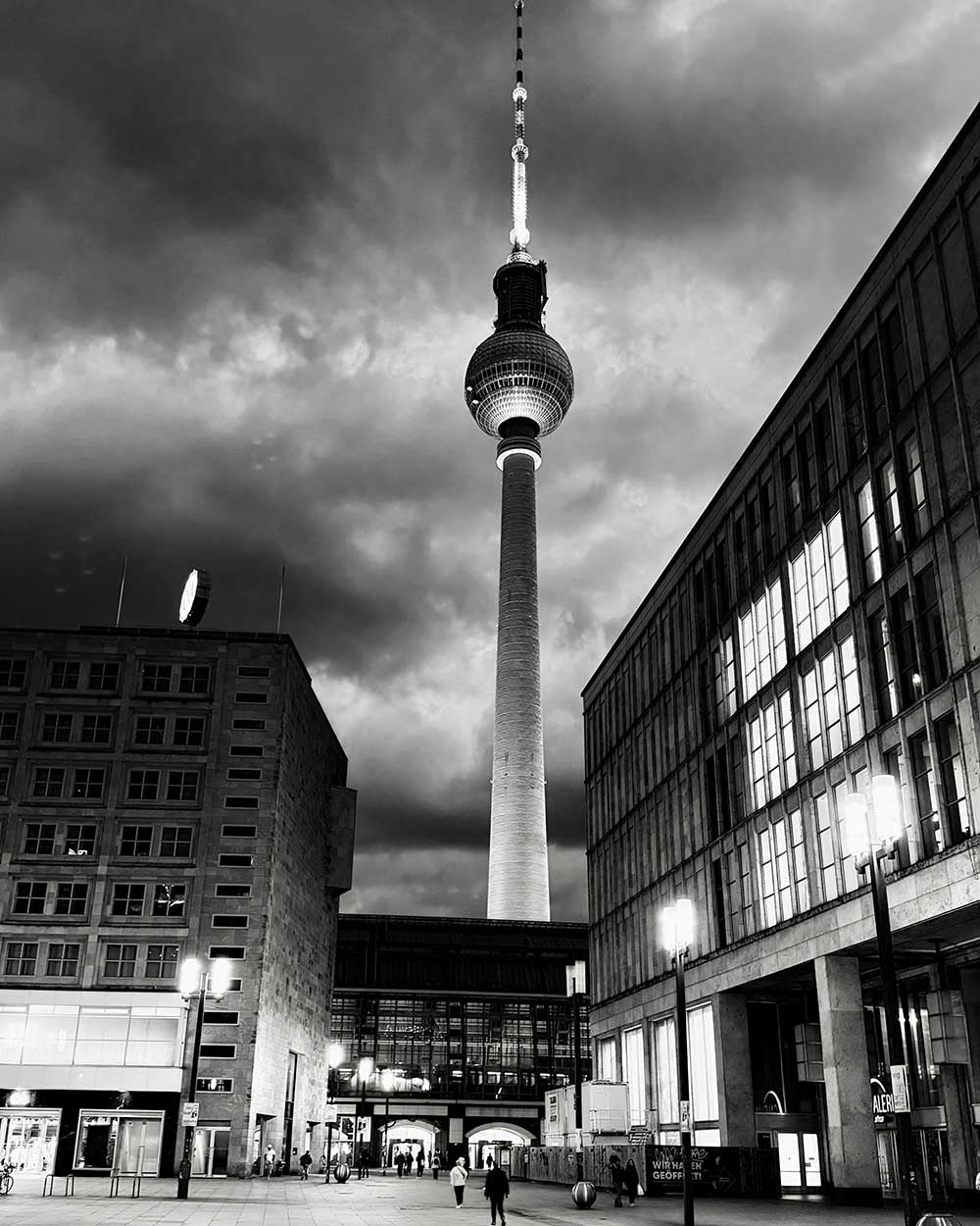 berlin-tvtower-from-alexanderplatz-evening-bw-1000 Berlin TV Tower from Alexander Platz